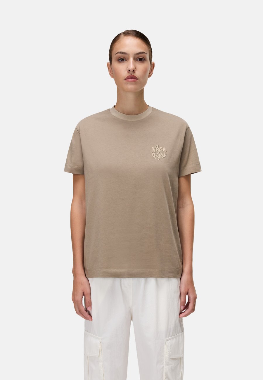 Футболка Napapijri FEDAIA, Fallen Rock Ntn/Brown, Коричневый, Футболка Napapijri FEDAIA, Fallen Rock Ntn/Brown
Футболка Napapijri FEDAIA, Fallen Rock Ntn/Brown, Коричневый, Футболка Napapijri FEDAIA, Fallen Rock Ntn/Brown