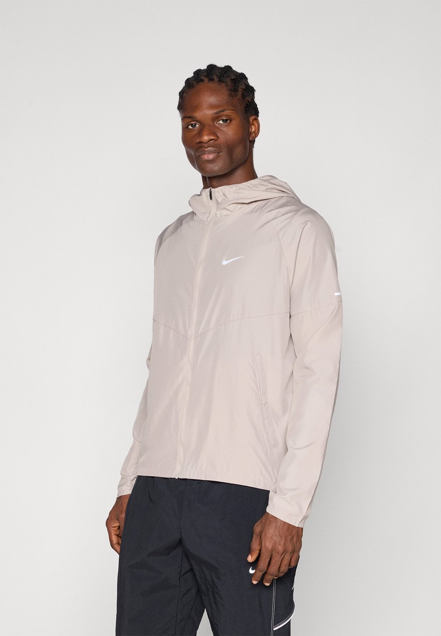 Куртка Nike Performance MILER, Moon Particle/Reflective Silver-Coloured/Beige
Куртка Nike Performance MILER, Moon Particle/Reflective Silver-Coloured/Beige