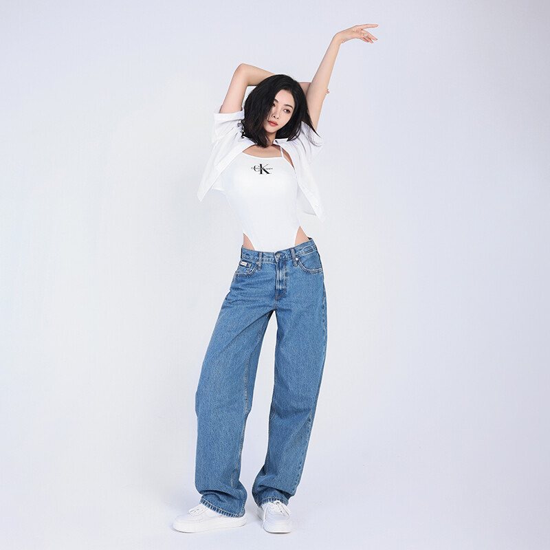 Джинсы Denim Series женские NA6 - светло-голубой деним Calvin Klein
Джинсы Denim Series женские NA6 - светло-голубой деним Calvin Klein