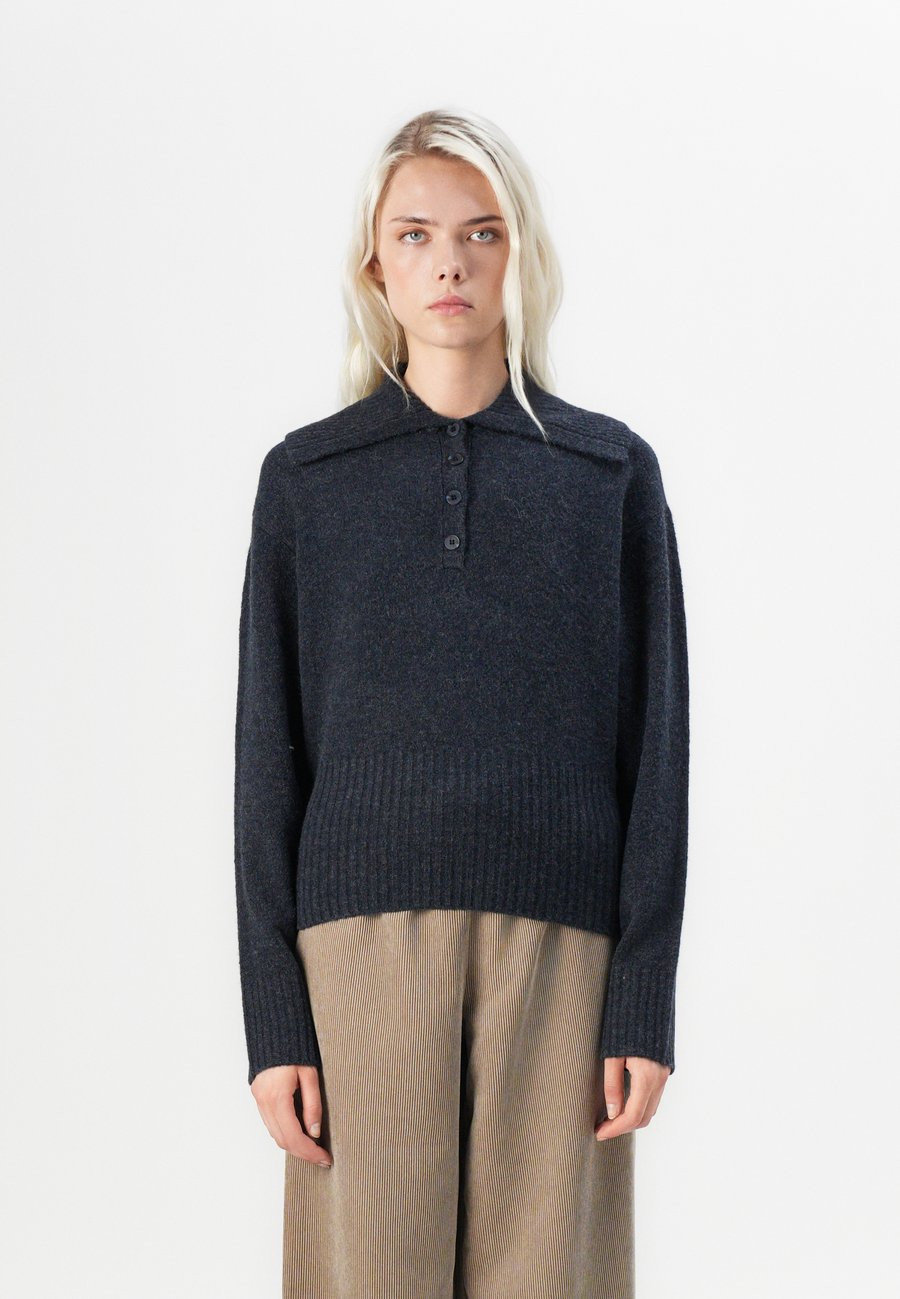 Джемпер Vero Moda VMBOOM SPLIT NECK , Navy Blazer/Dark Blue
Джемпер Vero Moda VMBOOM SPLIT NECK , Navy Blazer/Dark Blue