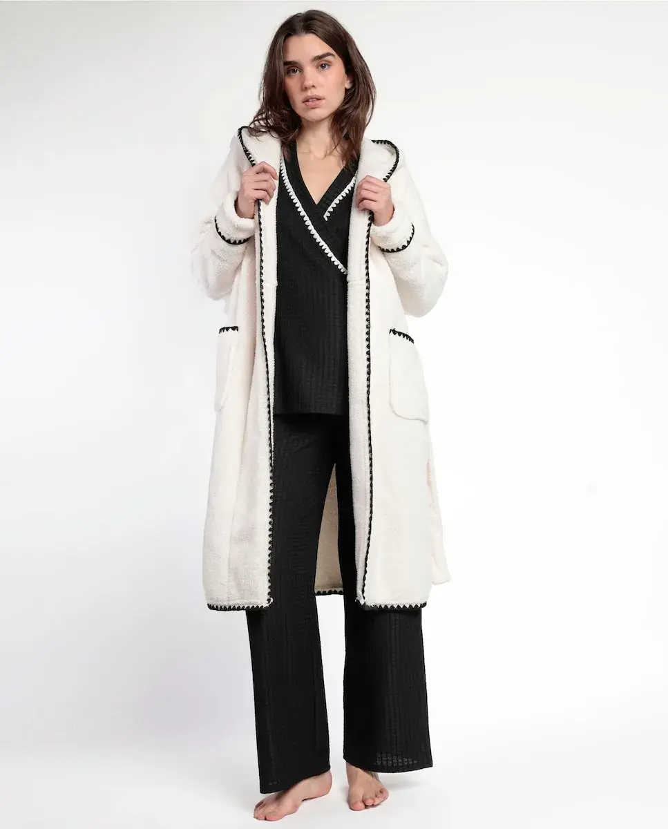 Женский халат с длинными рукавами из теплой ткани кремового цвета Admas
Женский халат с длинными рукавами из теплой ткани кремового цвета Admas