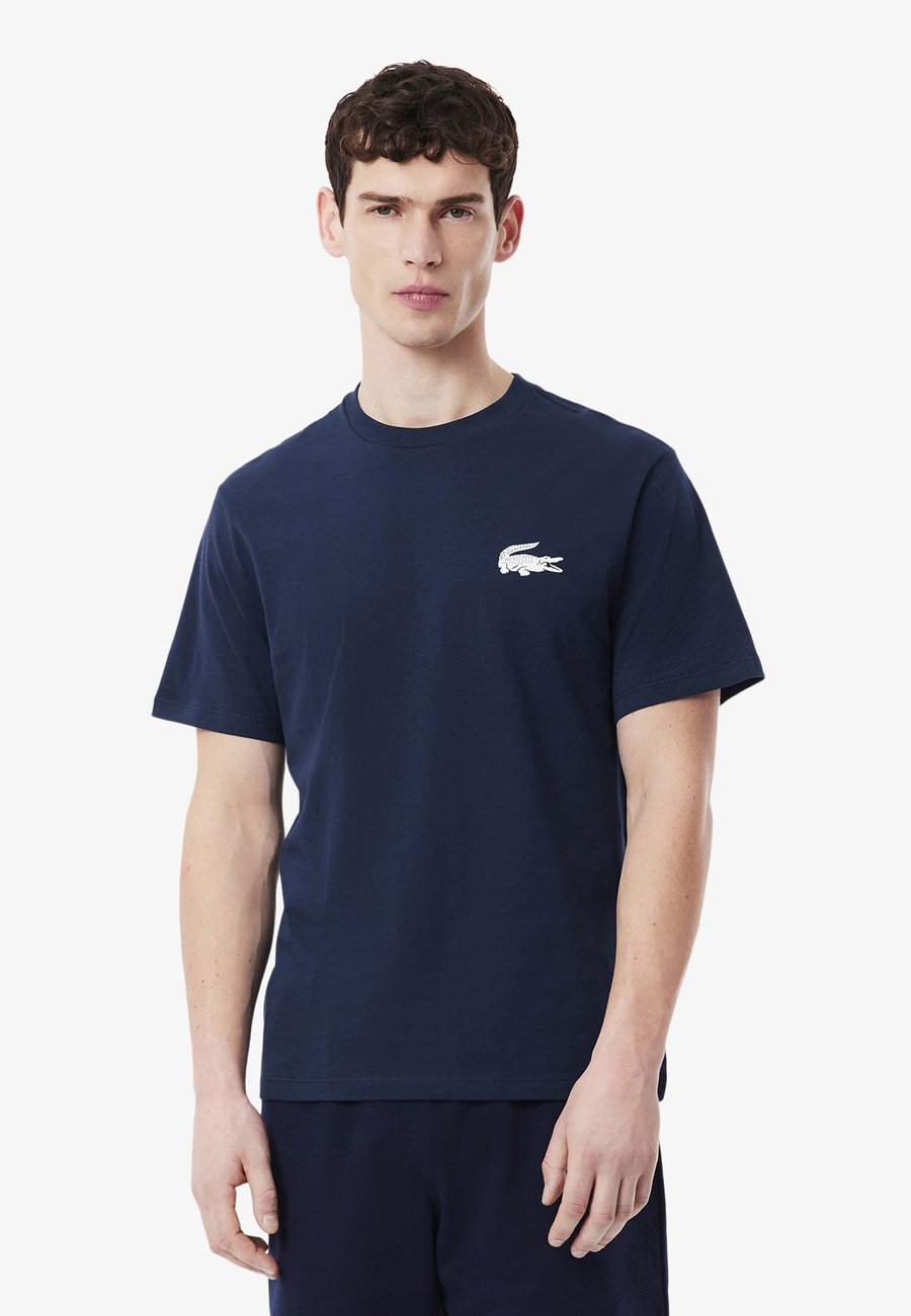 Футболка Lacoste TEE, Bleu Marine Blanc/Dark Blue, Белый, Футболка Lacoste TEE, Bleu Marine Blanc/Dark Blue
Футболка Lacoste TEE, Bleu Marine Blanc/Dark Blue, Белый, Футболка Lacoste TEE, Bleu Marine Blanc/Dark Blue