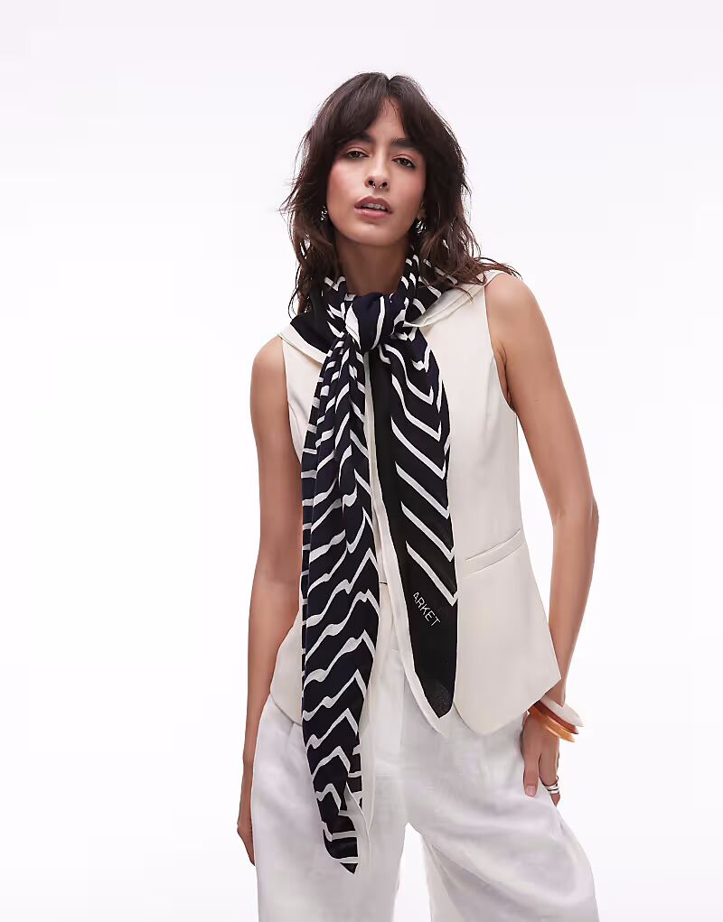 Тонкий шарф ARKET из чистой шерсти с принтом в темно-синем и белом цвете
Тонкий шарф ARKET из чистой шерсти с принтом в темно-синем и белом цвете