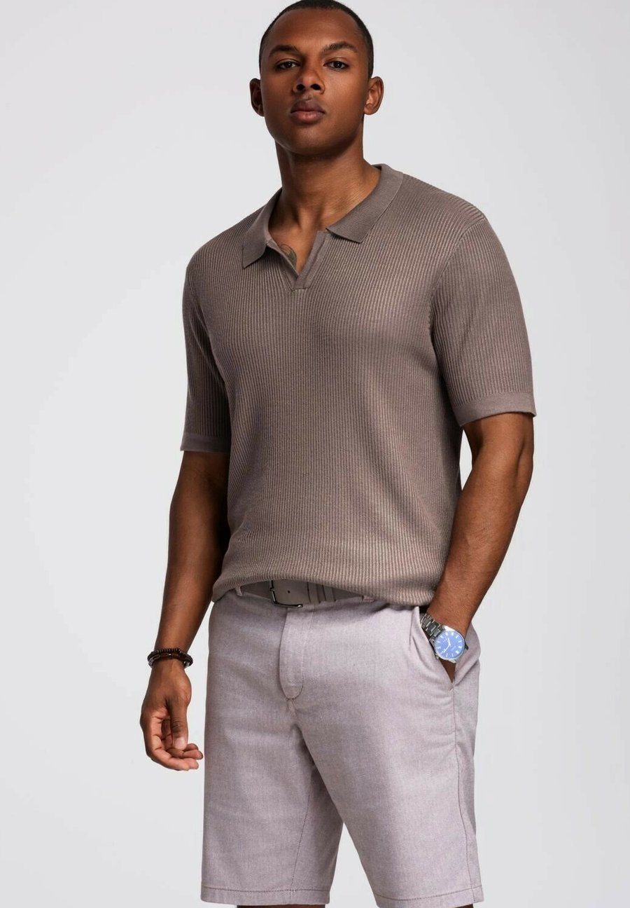 Поло Ombre BUTTONLESS WITH OPEN COLLAR, Ash/Brown, Серый, Поло Ombre BUTTONLESS WITH OPEN COLLAR, Ash/Brown
Поло Ombre BUTTONLESS WITH OPEN COLLAR, Ash/Brown, Серый, Поло Ombre BUTTONLESS WITH OPEN COLLAR, Ash/Brown