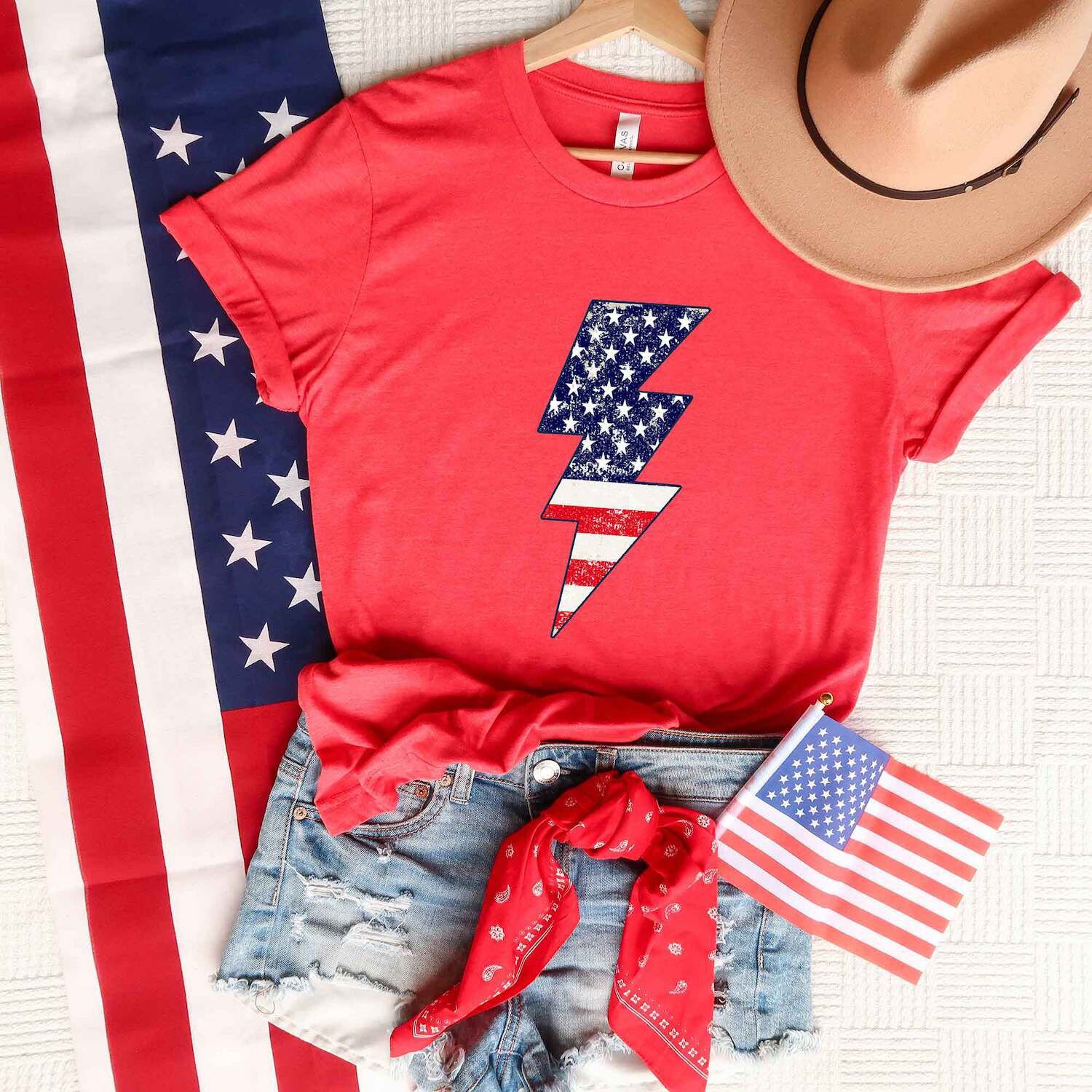 Футболка America Lightning Bolt с короткими рукавами и рисунком Simply Sage Market
Футболка America Lightning Bolt с короткими рукавами и рисунком Simply Sage Market