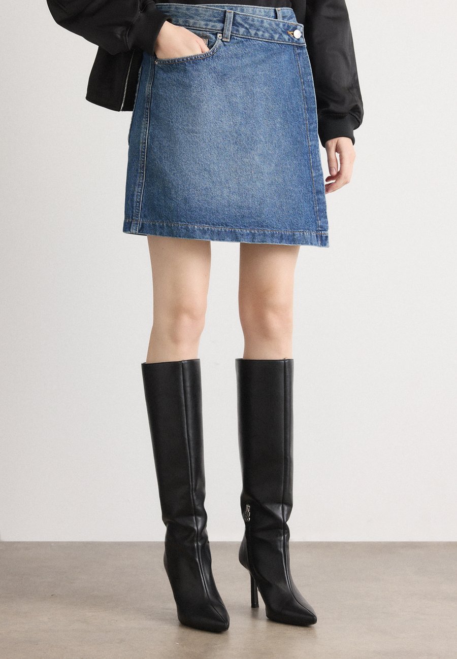 Юбка Calvin Klein Jeans MINI WRAP SKIRT, Cold Springs/Blue Denim
Юбка Calvin Klein Jeans MINI WRAP SKIRT, Cold Springs/Blue Denim