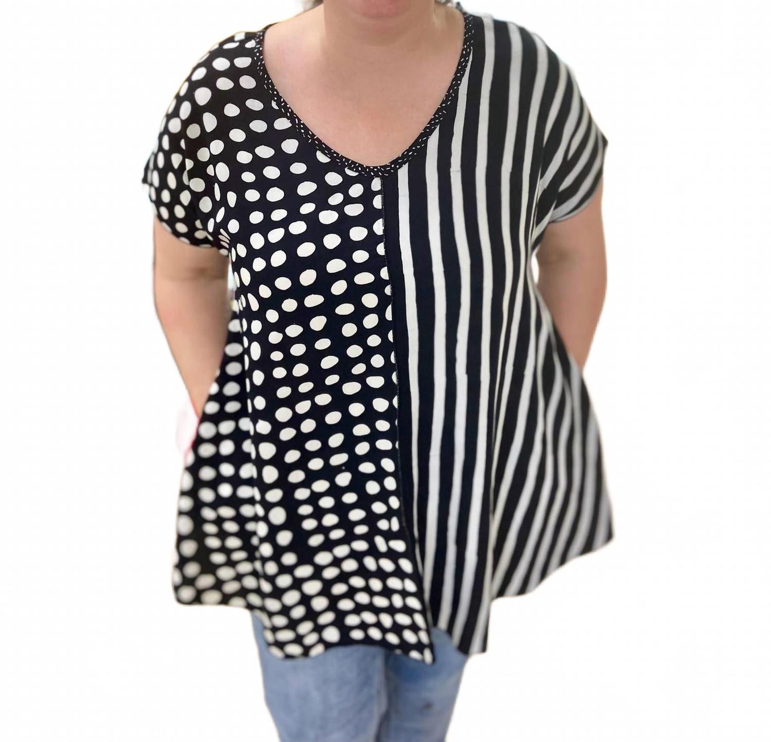 Короткий топ с капюшоном Kiana в черно-белом цвете Iguana Lider
Короткий топ с капюшоном Kiana в черно-белом цвете Iguana Lider