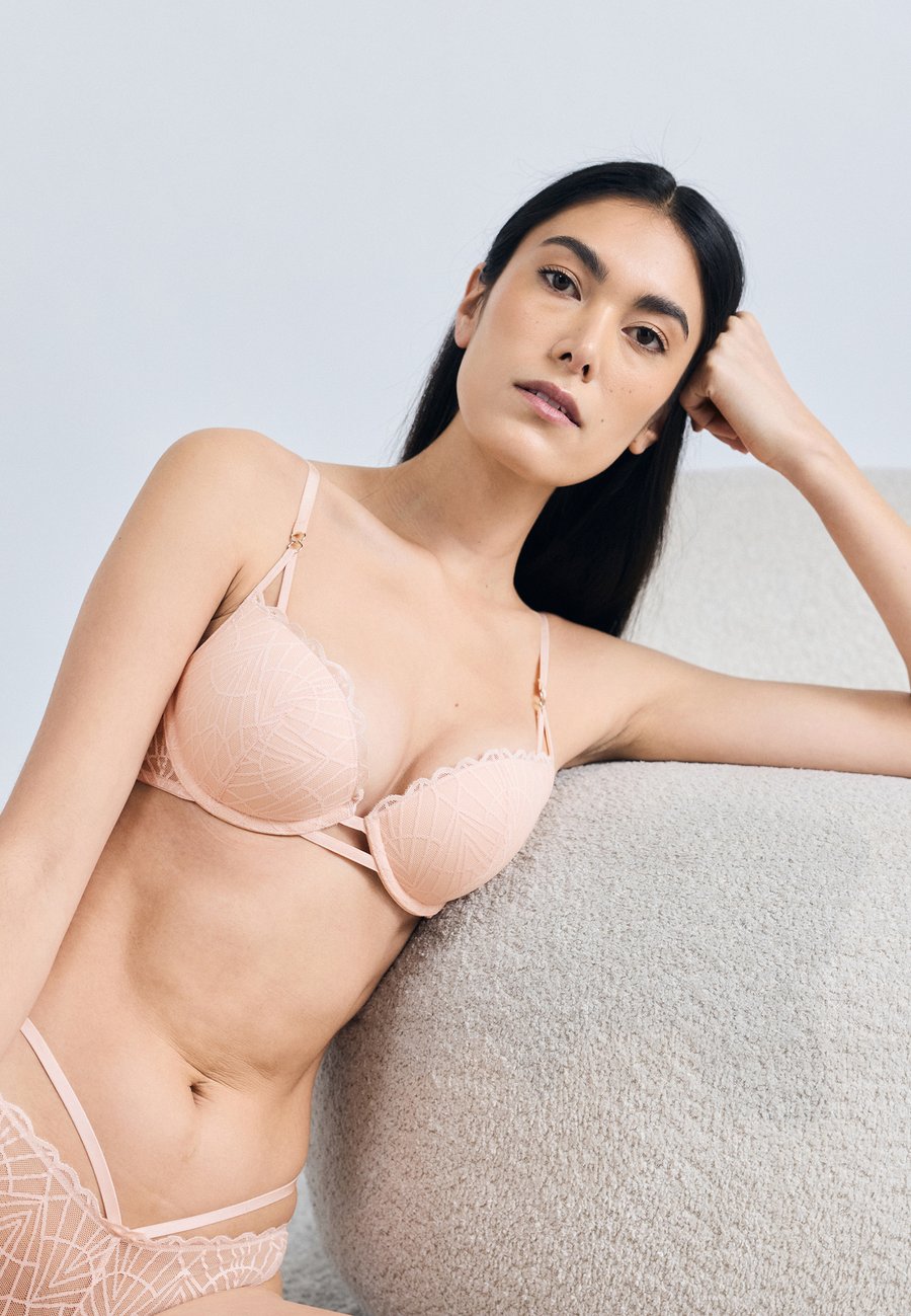 Бюстгальтер Triumph THAT NIGHT IN VEGAS, Porcelain/Off-White
Бюстгальтер Triumph THAT NIGHT IN VEGAS, Porcelain/Off-White