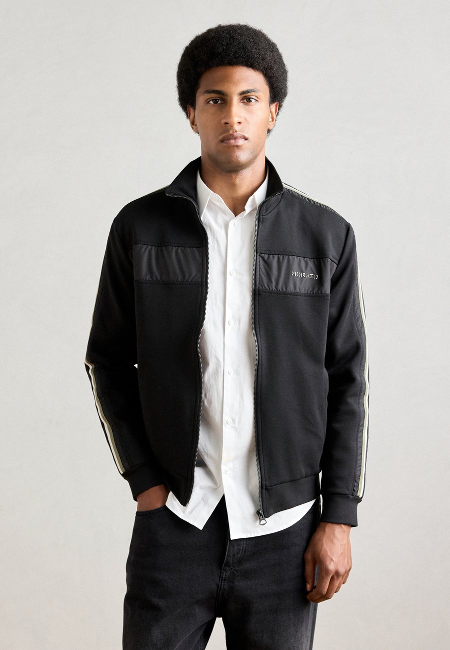 Толстовка Antony Morato REGULAR FIT IN INTERLOCK BLEND WITH EFFECT LOGO PRINT, Black
Толстовка Antony Morato REGULAR FIT IN INTERLOCK BLEND WITH EFFECT LOGO PRINT, Black