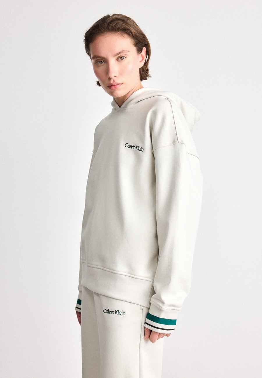 Худи Calvin Klein HOODIE WITH GRAPHIC, Chalk/Off-White, Белый, Худи Calvin Klein HOODIE WITH GRAPHIC, Chalk/Off-White
Худи Calvin Klein HOODIE WITH GRAPHIC, Chalk/Off-White, Белый, Худи Calvin Klein HOODIE WITH GRAPHIC, Chalk/Off-White