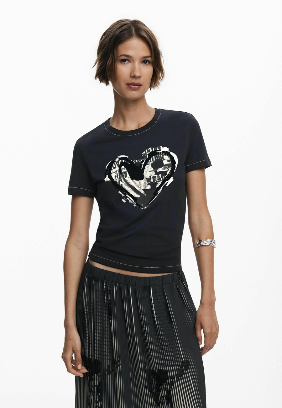 Футболка Desigual NEWSPAPER HEART , Black, Черный, Футболка Desigual NEWSPAPER HEART , Black
Футболка Desigual NEWSPAPER HEART , Black, Черный, Футболка Desigual NEWSPAPER HEART , Black