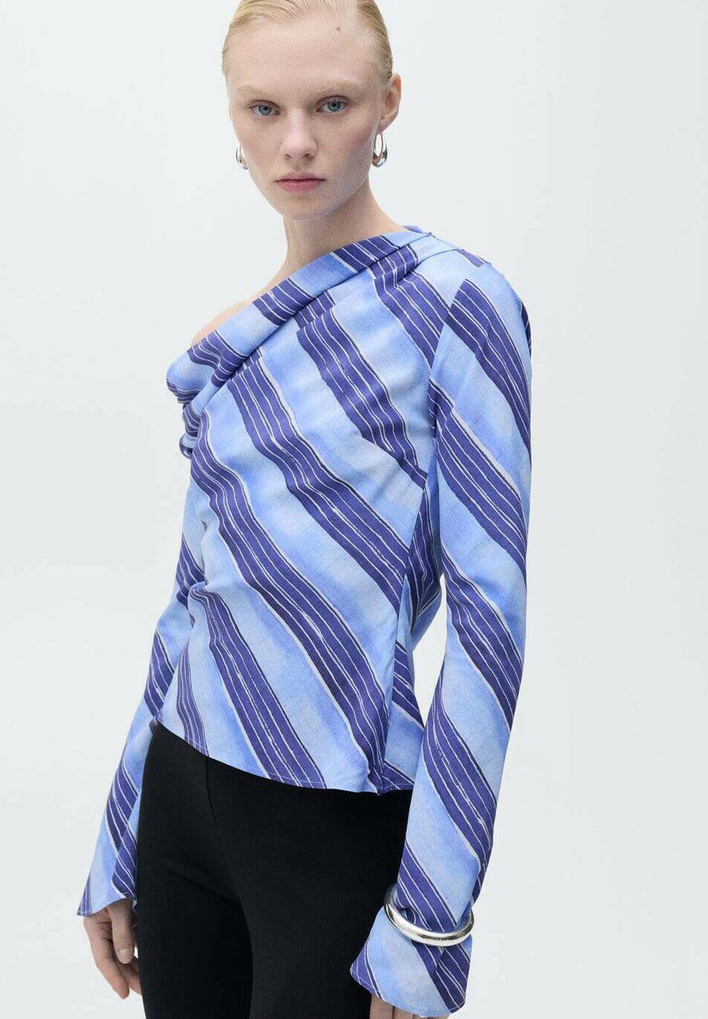 Блуза CELESTE Mango, светло-голубой
Блуза CELESTE Mango, светло-голубой