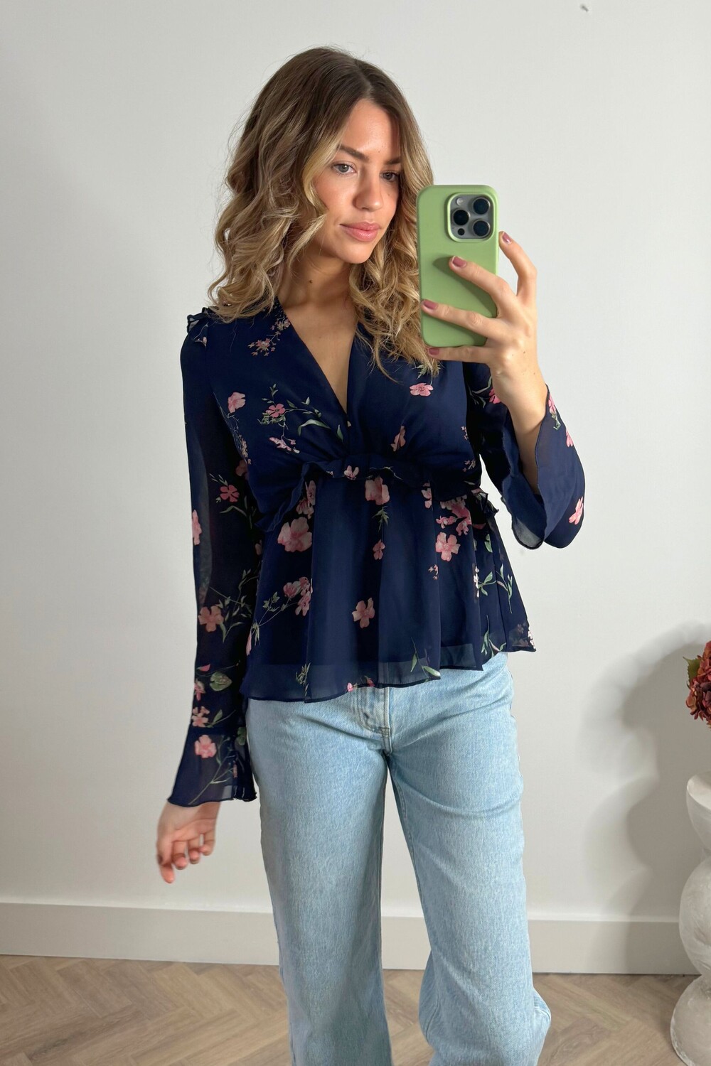 Блузка Edith с рюшами и завязкой сзади Style Cheat, синий
Блузка Edith с рюшами и завязкой сзади Style Cheat, синий