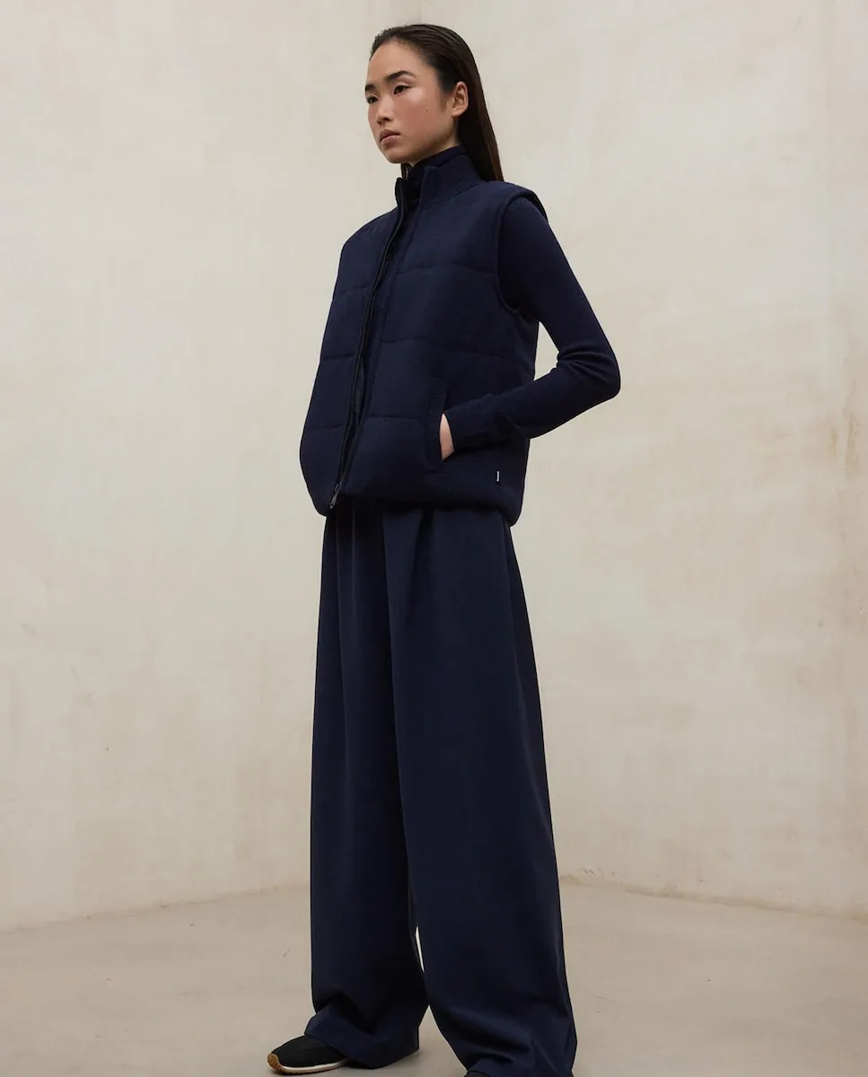 Женский жилет с застежкой-молнией и боковыми карманами Ecoalf, темно-синий
Женский жилет с застежкой-молнией и боковыми карманами Ecoalf, темно-синий