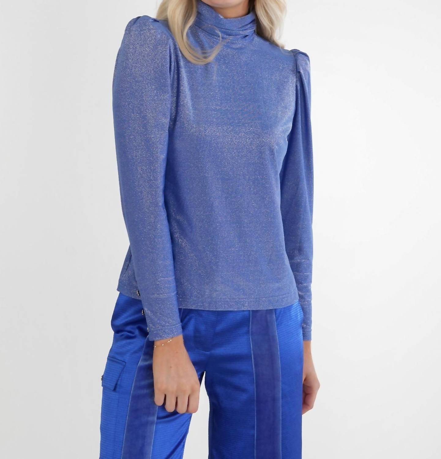 Водолазка Tessa ослепительно-синего цвета Emily McCarthy 
Водолазка Tessa ослепительно-синего цвета Emily McCarthy