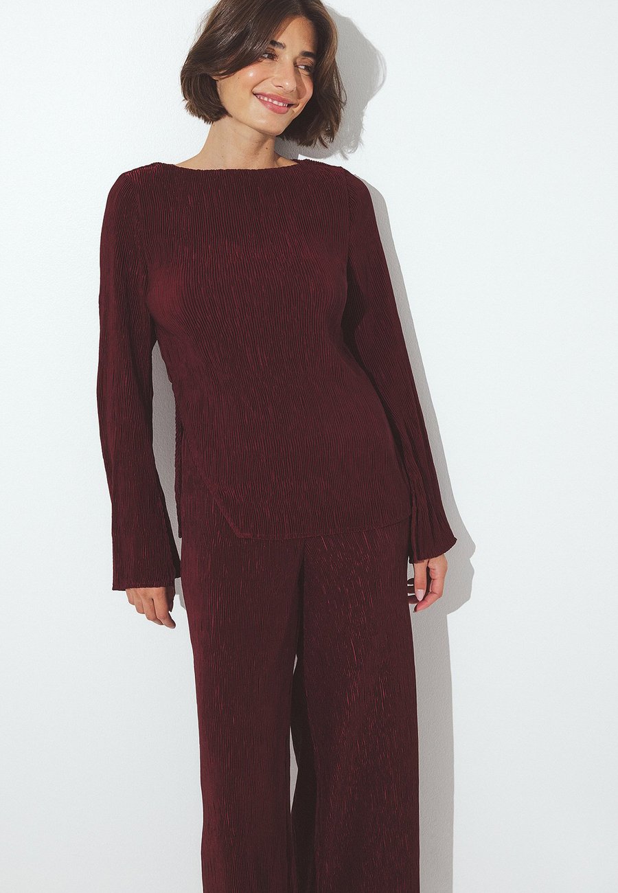 Блуза NA-KD SIDE SLIT , Burgundy/Bordeaux
Блуза NA-KD SIDE SLIT , Burgundy/Bordeaux