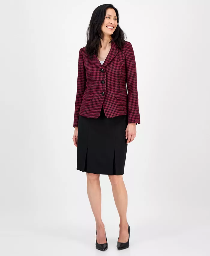 Женский костюм с жакетом в ломаную клетку и плиссированной юбкой-карандаш Le Suit, красный
Женский костюм с жакетом в ломаную клетку и плиссированной юбкой-карандаш Le Suit, красный