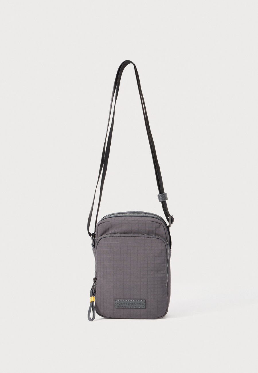 Сумка кросс-боди Tommy Hilfiger CASUAL TECH MINI REPORTER UNISEX, Charcoal Gray/Grey
Сумка кросс-боди Tommy Hilfiger CASUAL TECH MINI REPORTER UNISEX, Charcoal Gray/Grey