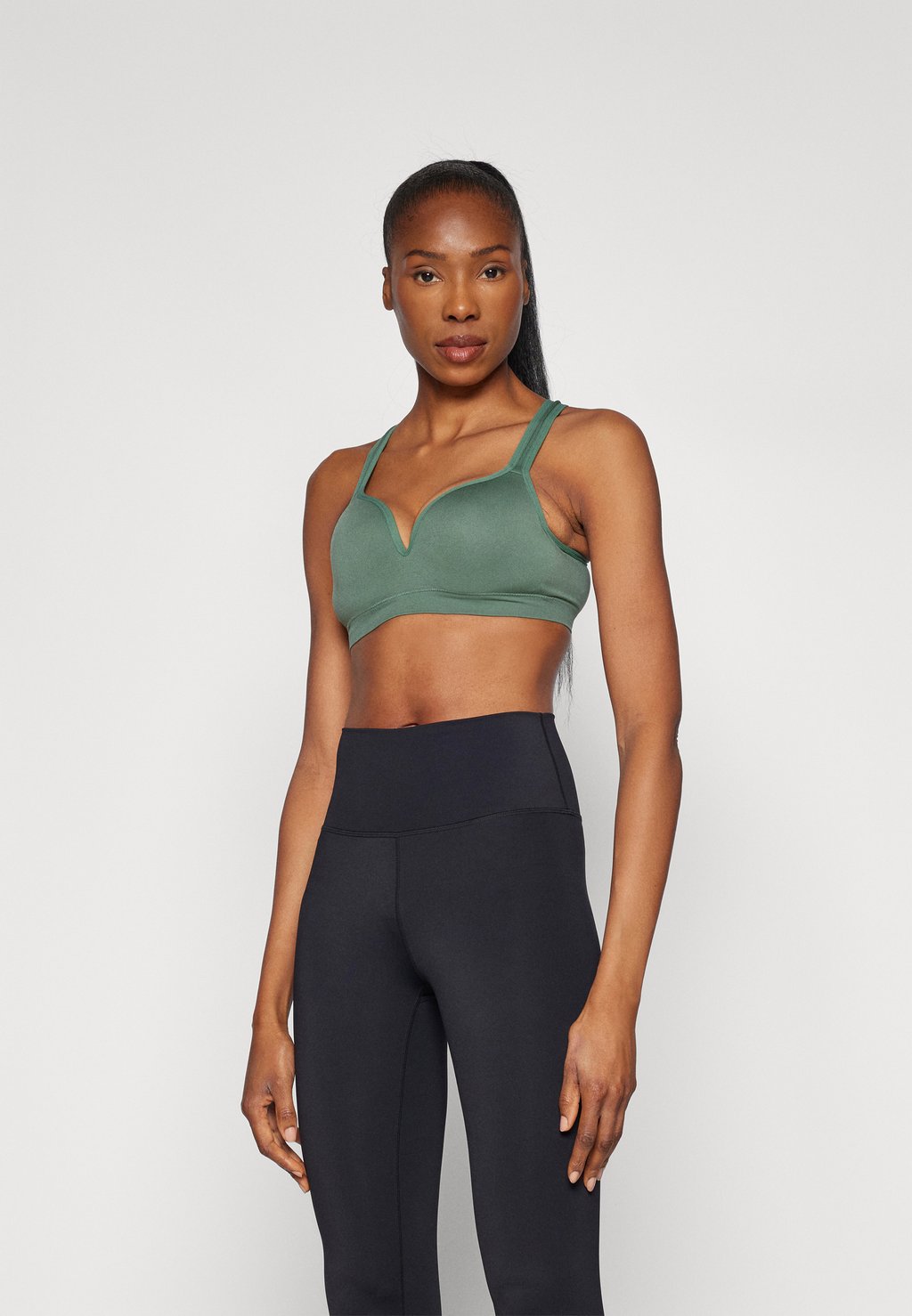 Спортивный бюстгальтер средней поддержки ONPMARTINE SEAMLESS SPORTS BRA OPUS ONLY Play, темно-зеленый
Спортивный бюстгальтер средней поддержки ONPMARTINE SEAMLESS SPORTS BRA OPUS ONLY Play, темно-зеленый