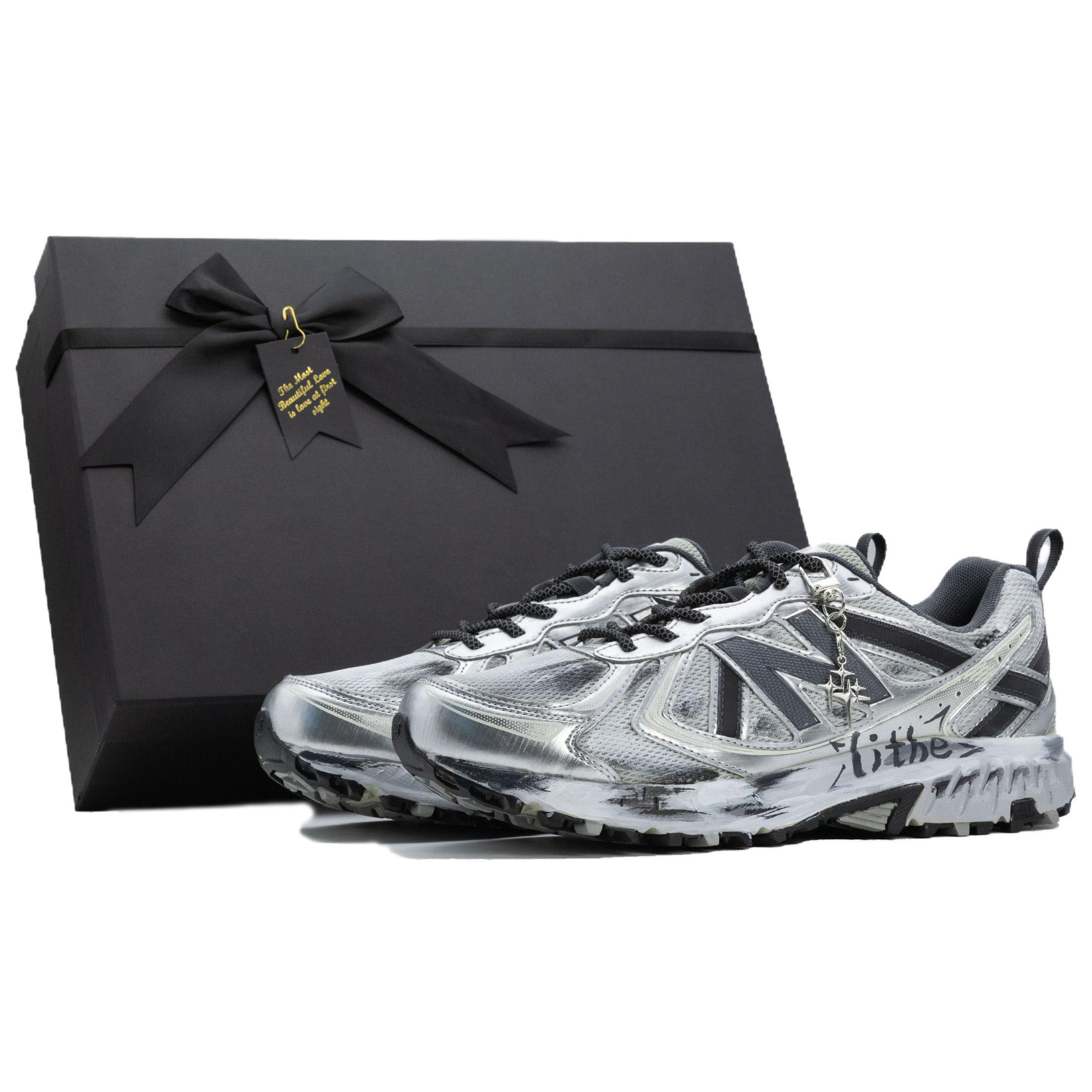 New Balance Нью Баланс 410 V5 амортизирующие нескользящие износостойкие низкие кроссовки унисекс Silver - Silver Feather (Obsidian Box), цвет Silver Feather (Obsidian Box)
New Balance Нью Баланс 410 V5 амортизирующие нескользящие износостойкие низкие кроссовки унисекс Silver - Silver Feather (Obsidian Box), цвет Silver Feather (Obsidian Box)