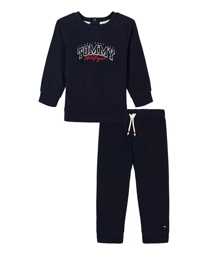 Комплект из двух предметов: футболка с логотипом Americana и спортивные брюки для мальчиков Tommy Hilfiger
Комплект из двух предметов: футболка с логотипом Americana и спортивные брюки для мальчиков Tommy Hilfiger