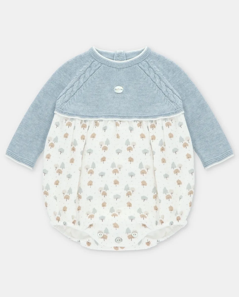 Вязаный детский комбинезон с микроузором фантазийного дизайна в серовато-голубом цвете Martín Aranda
Вязаный детский комбинезон с микроузором фантазийного дизайна в серовато-голубом цвете Martín Aranda