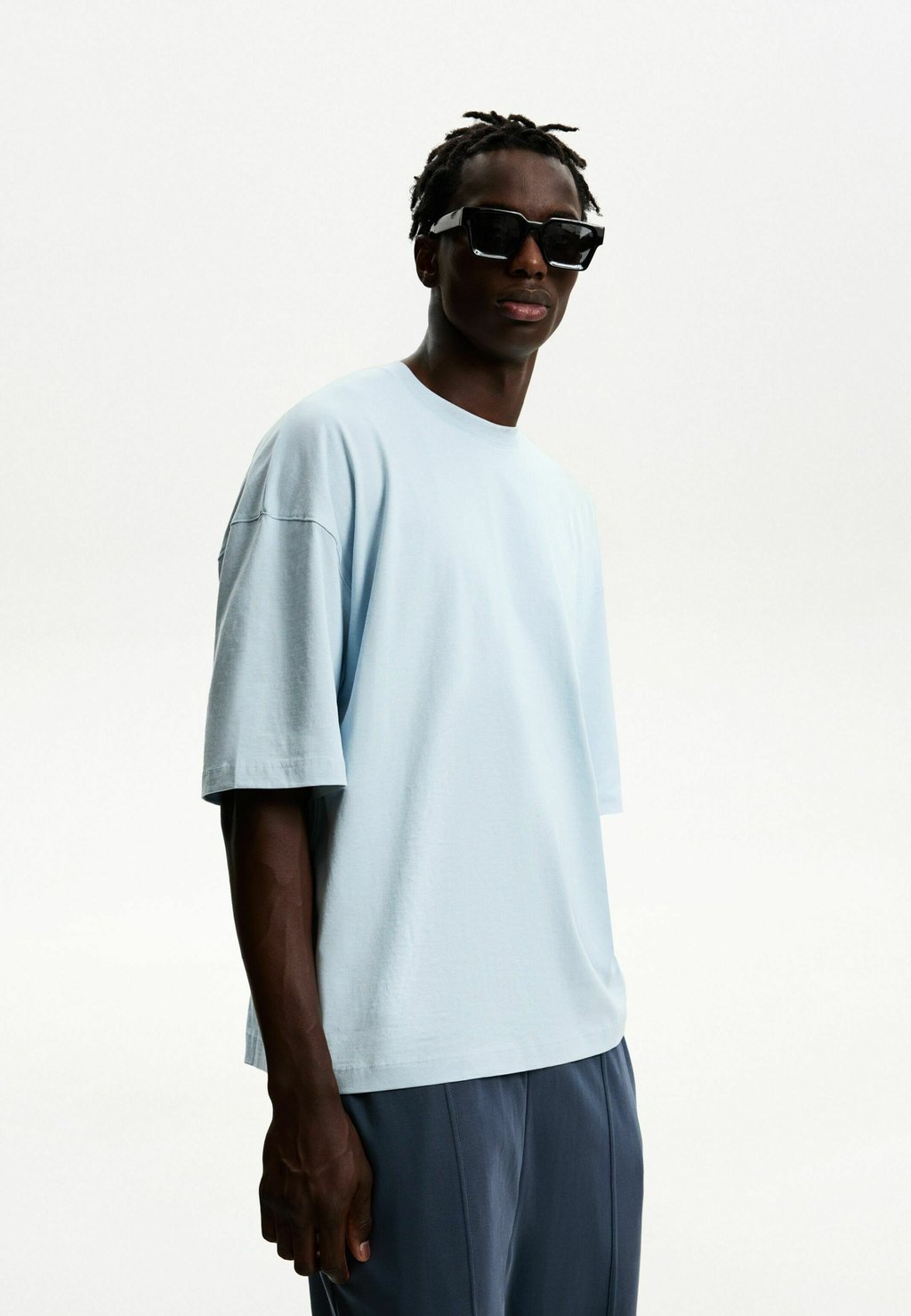 Базовая футболка Bershka, светло-голубой
Базовая футболка Bershka, светло-голубой