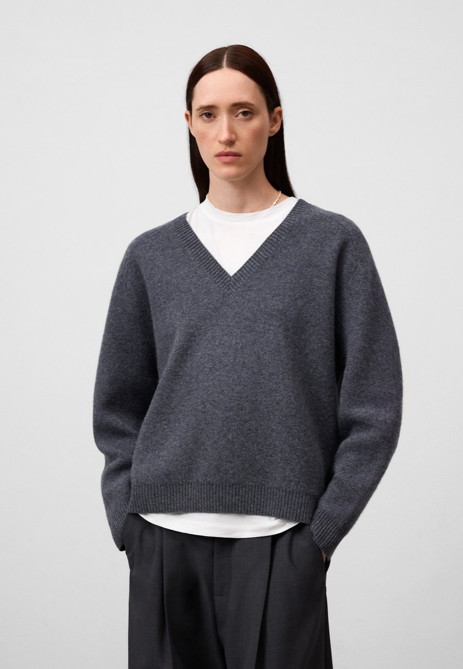 Джемпер ADOLFO DOMINGUEZ V-NECK, Grey Melange/Grey
Джемпер ADOLFO DOMINGUEZ V-NECK, Grey Melange/Grey