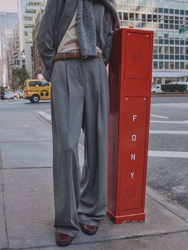 Сшитые на заказ брюки из норвежской смеси шерсти Mango, серый
Сшитые на заказ брюки из норвежской смеси шерсти Mango, серый