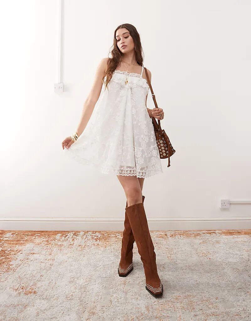 Платье Miss Selfridge с отделкой из высококачественного кружева белого цвета
Платье Miss Selfridge с отделкой из высококачественного кружева белого цвета