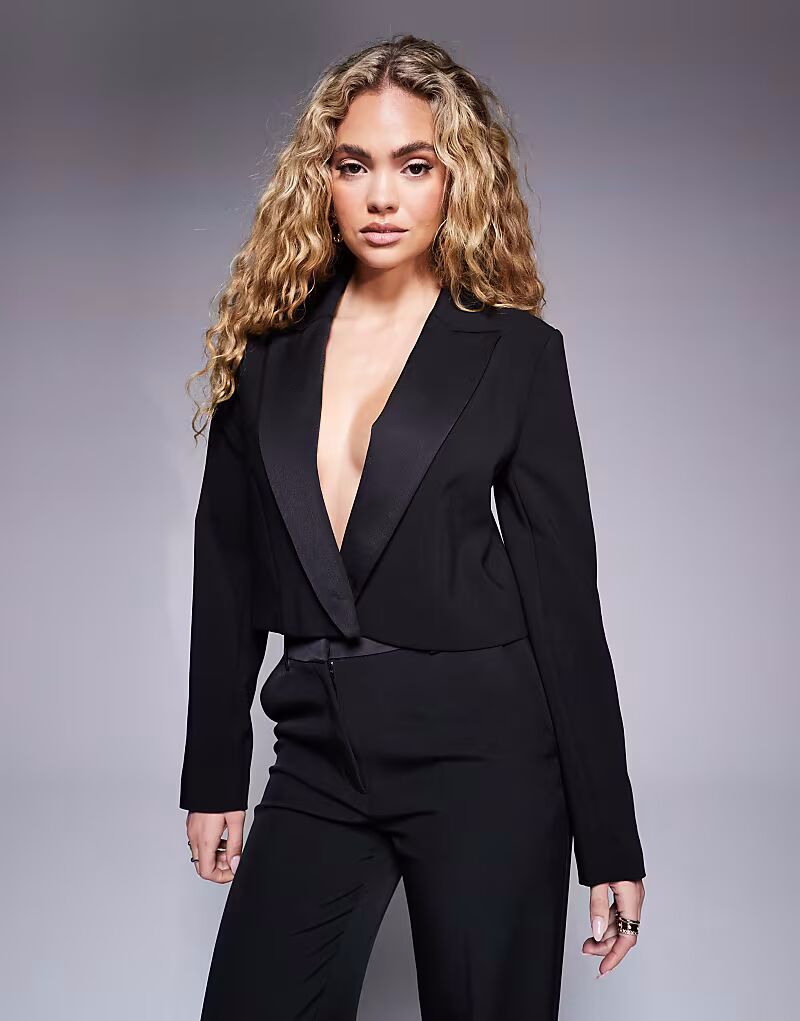 Укороченный смокинг-блейзер River Island черного цвета
Укороченный смокинг-блейзер River Island черного цвета