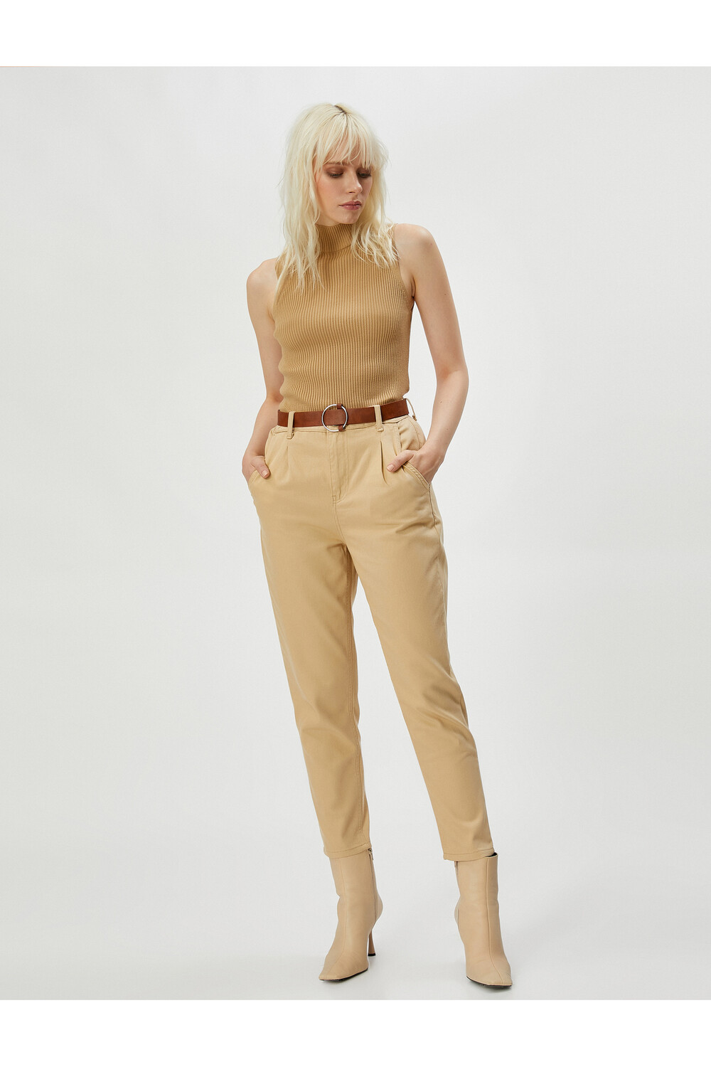 Брюки-морковки с поясом из габардиновой ткани и слегка зауженными карманами на штанинах. Koton, серый 
Брюки-морковки с поясом из габардиновой ткани и слегка зауженными карманами на штанинах. Koton, серый