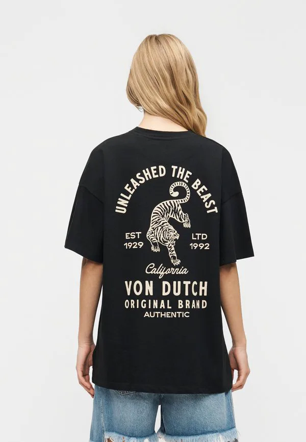 Футболка свободного кроя, унисекс, круглый вырез, с принтом спереди и сзади. Von Dutch, Black, Черный, Футболка свободного кроя, унисекс, круглый вырез, с принтом спереди и сзади. Von Dutch, Black
Футболка свободного кроя, унисекс, круглый вырез, с принтом спереди и сзади. Von Dutch, Black, Черный, Футболка свободного кроя, унисекс, круглый вырез, с принтом спереди и сзади. Von Dutch, Black