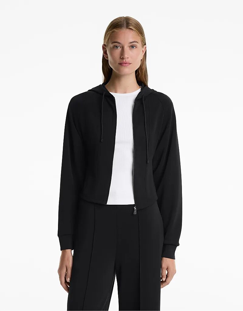 Укороченная толстовка OYSHO с капюшоном из мягкого на ощупь модала черного цвета
Укороченная толстовка OYSHO с капюшоном из мягкого на ощупь модала черного цвета