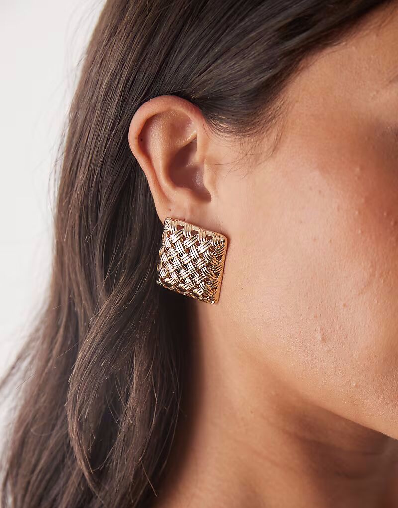 Квадратные серьги-гвоздики с плетеным узором из золота Reclaimed Vintage
Квадратные серьги-гвоздики с плетеным узором из золота Reclaimed Vintage