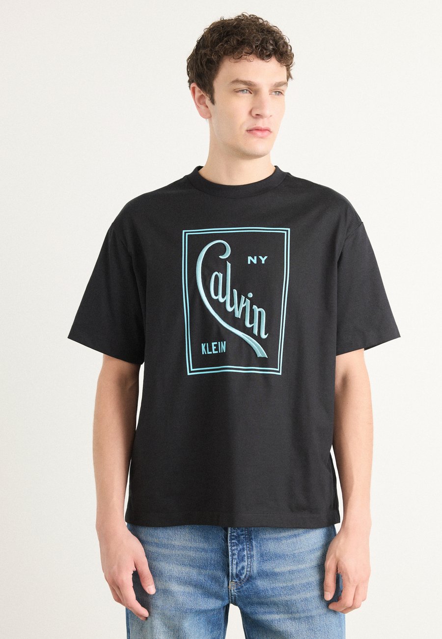 Футболка Calvin Klein Jeans PYRAMID GRAPHIC TEE, Black, Черный, Футболка Calvin Klein Jeans PYRAMID GRAPHIC TEE, Black
Футболка Calvin Klein Jeans PYRAMID GRAPHIC TEE, Black, Черный, Футболка Calvin Klein Jeans PYRAMID GRAPHIC TEE, Black