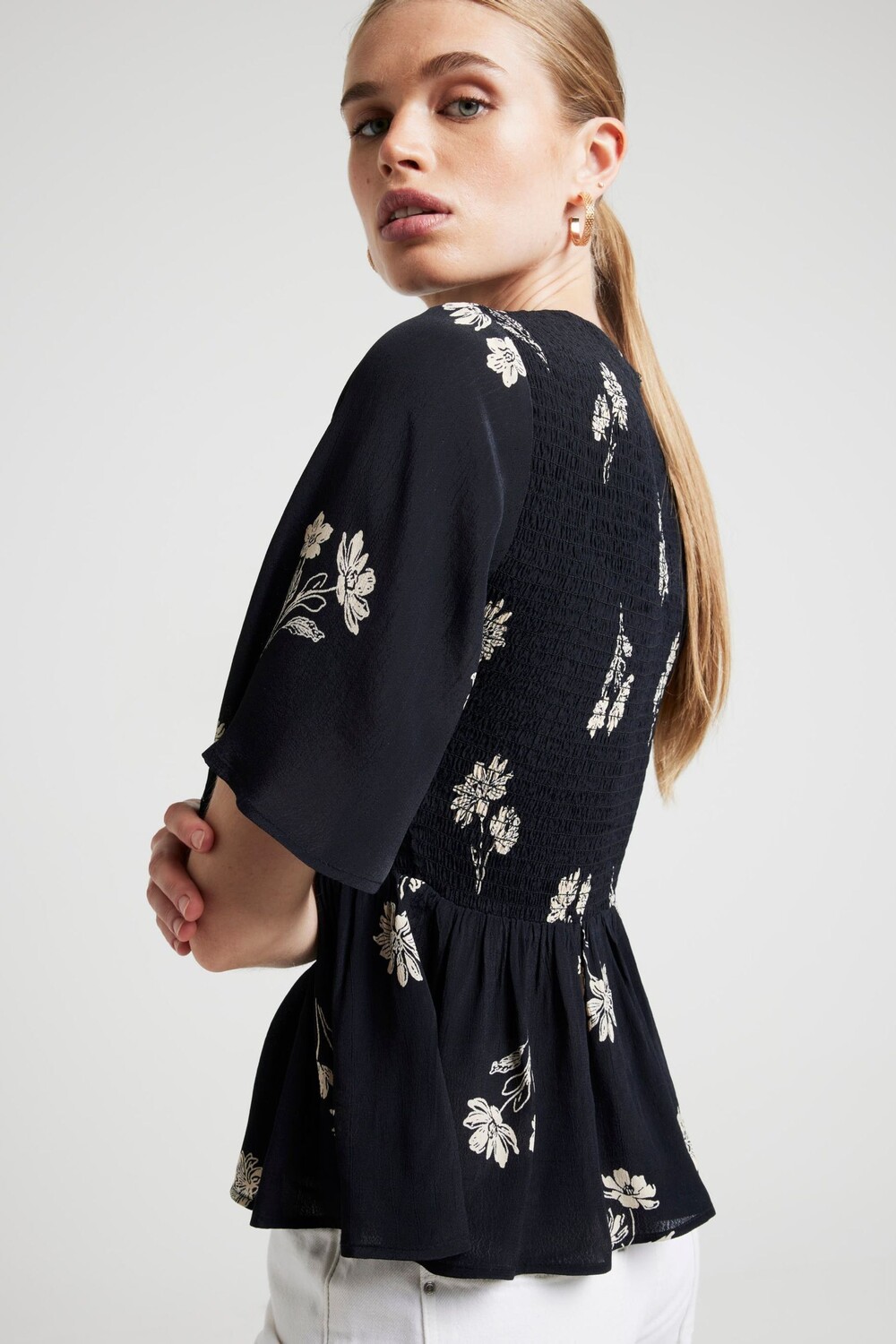 Топ с баской и сборками с цветочным принтом River Island, черный
Топ с баской и сборками с цветочным принтом River Island, черный