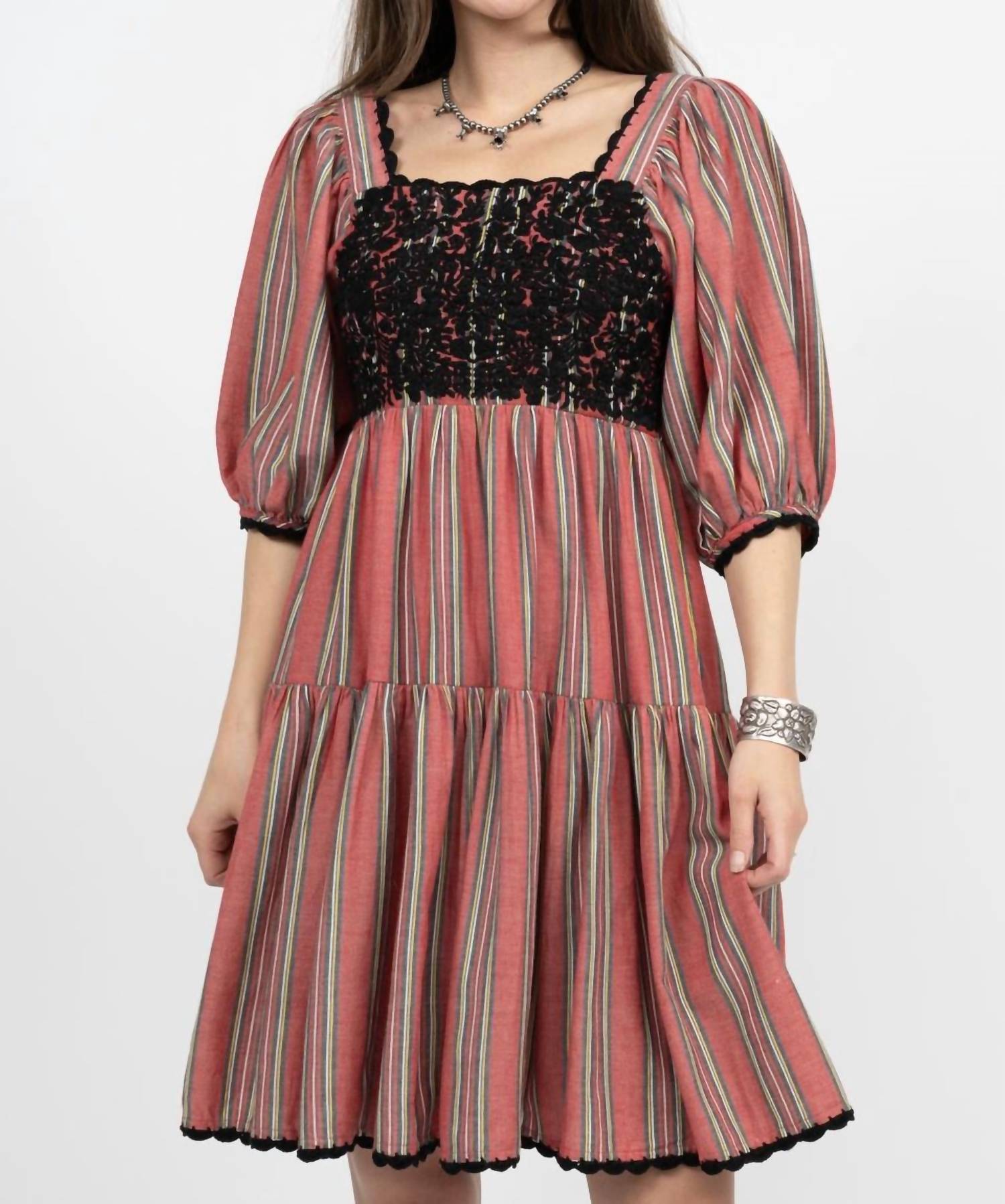 Платье Sierra в красном цвете Sister Mary
Платье Sierra в красном цвете Sister Mary