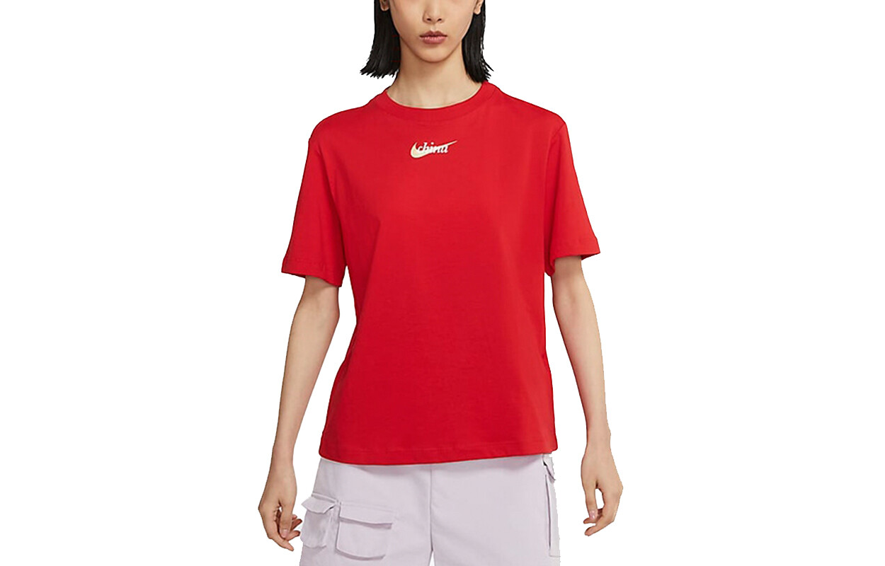 Футболка женская красная Nike
Футболка женская красная Nike