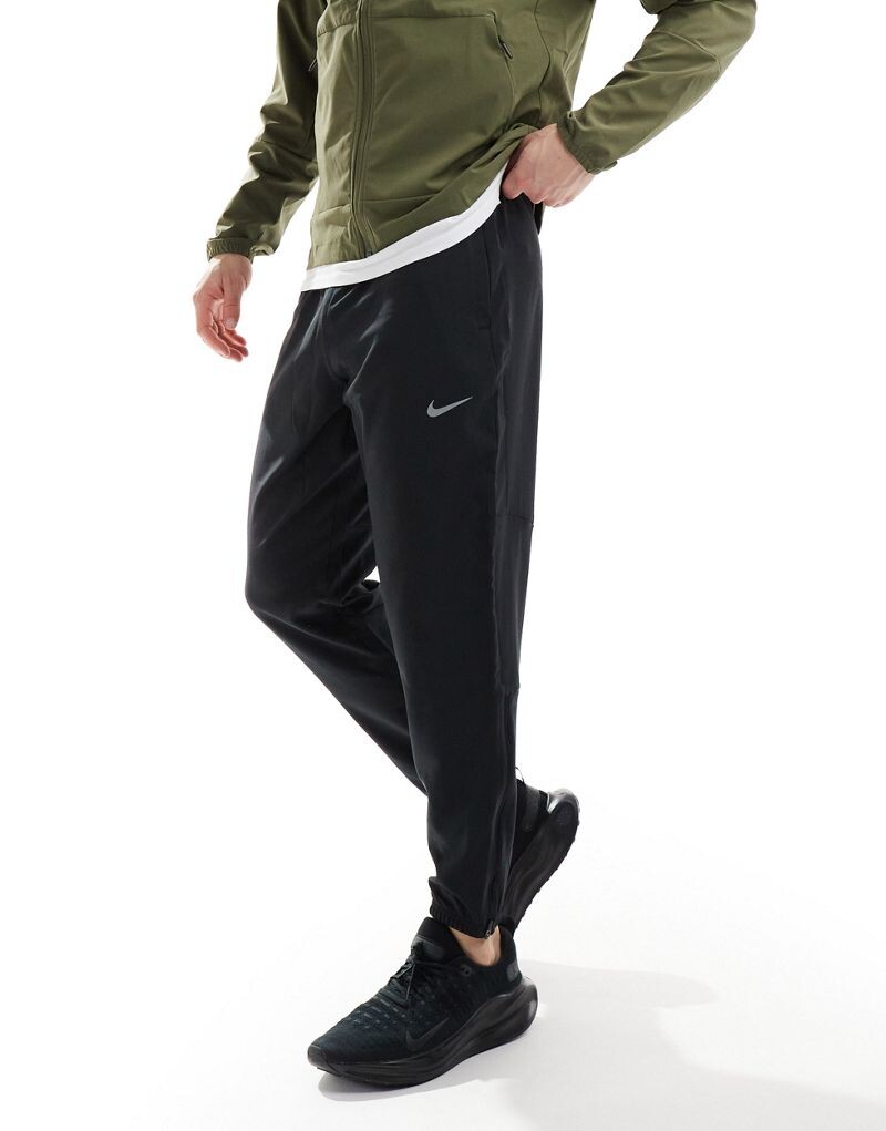 Nike – Dri-FIT Challenger – джоггеры из черной ткани 
Nike – Dri-FIT Challenger – джоггеры из черной ткани