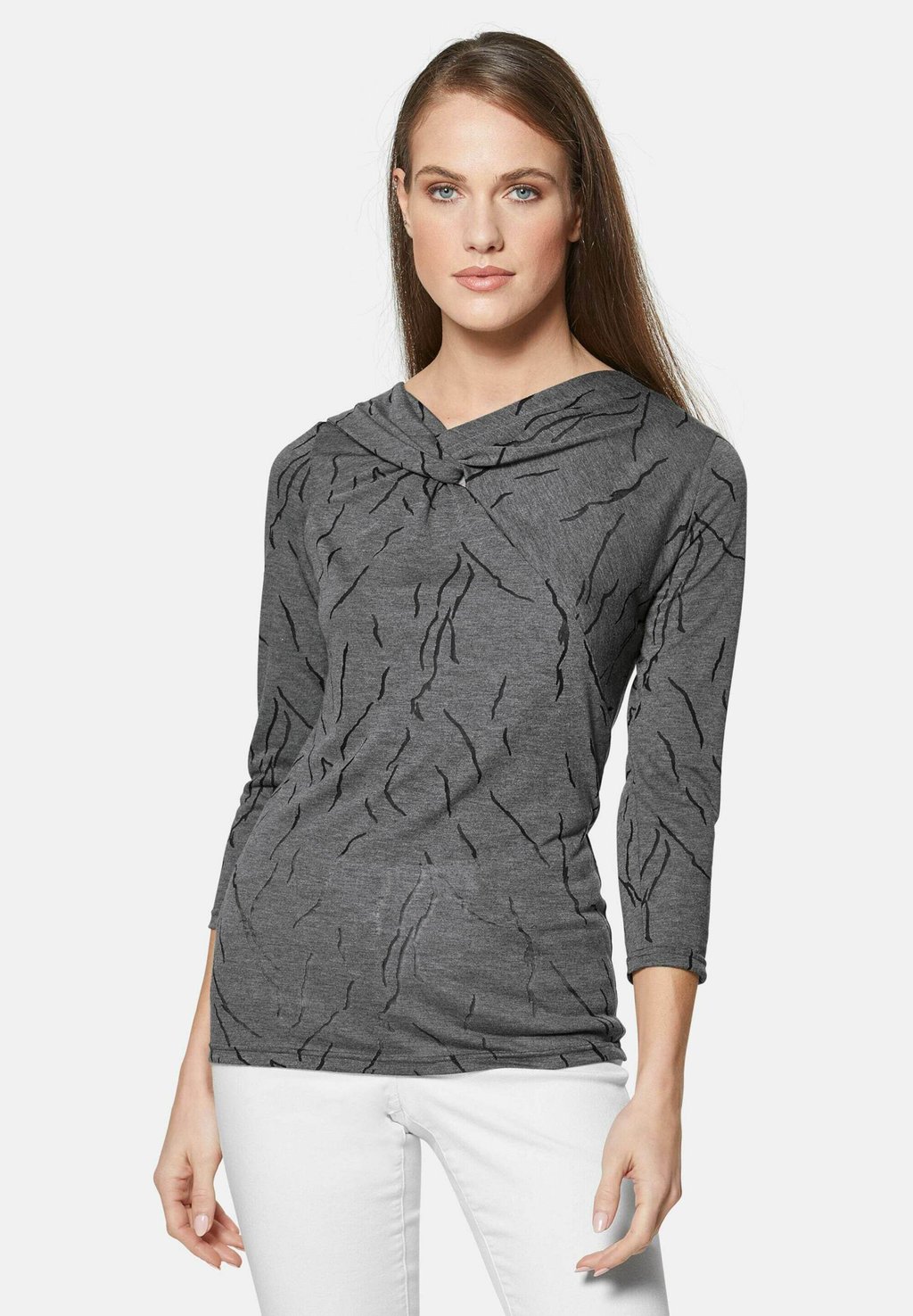 Топ с длинными рукавами MIT KNOTEN-EFFEKT UND ÄRMELN IN 3/4-LÄNGE MADELEINE, серый
Топ с длинными рукавами MIT KNOTEN-EFFEKT UND ÄRMELN IN 3/4-LÄNGE MADELEINE, серый