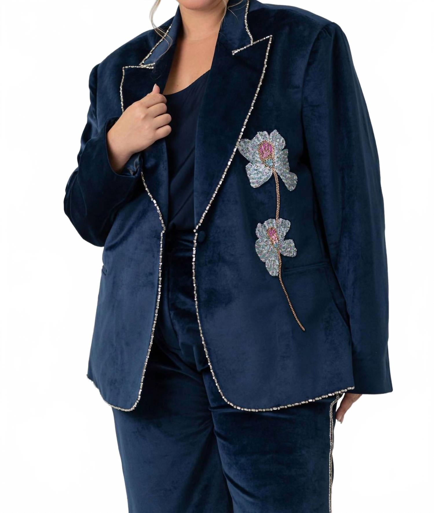 Мягкий бархатный блейзер плюс размера в королевском синем La Fuori
Мягкий бархатный блейзер плюс размера в королевском синем La Fuori