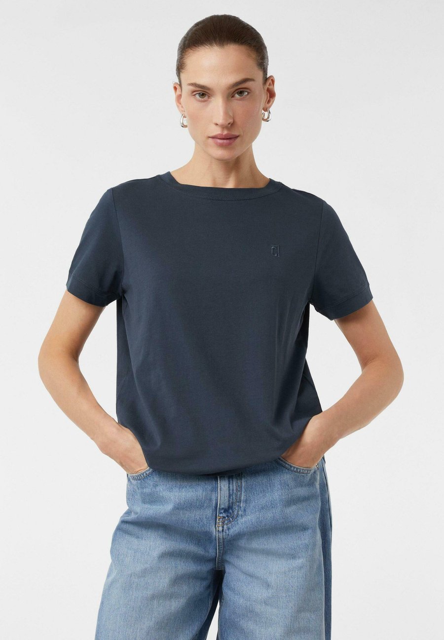 Футболка comma Basic T-shirt, Dunkelblau/Blue, Синий, Футболка comma Basic T-shirt, Dunkelblau/Blue
Футболка comma Basic T-shirt, Dunkelblau/Blue, Синий, Футболка comma Basic T-shirt, Dunkelblau/Blue
