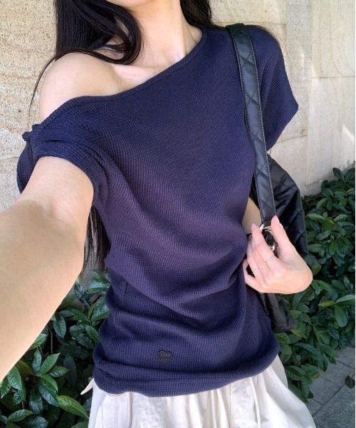 COMON+ Футболка на одно плечо, вафельная ткань, перекрученный узор, COMON+, темно-синий
COMON+ Футболка на одно плечо, вафельная ткань, перекрученный узор, COMON+, темно-синий