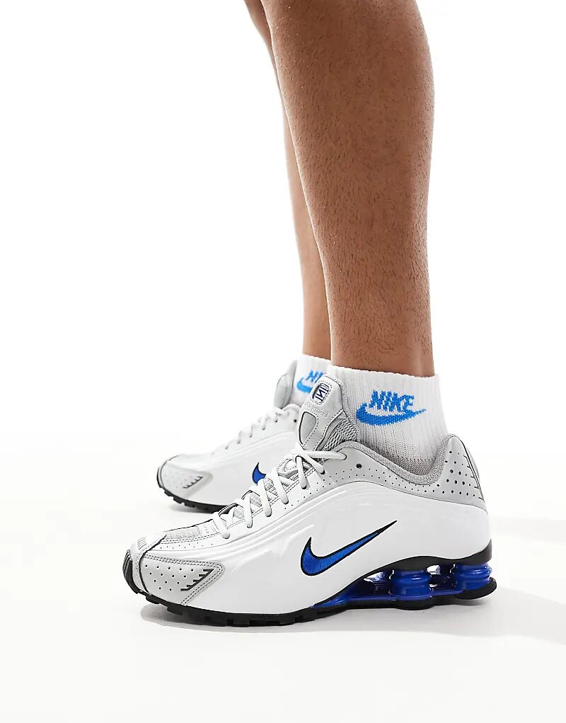 Nike – Shox R4 – Кроссовки белого и металлического серебристого цвета
Nike – Shox R4 – Кроссовки белого и металлического серебристого цвета