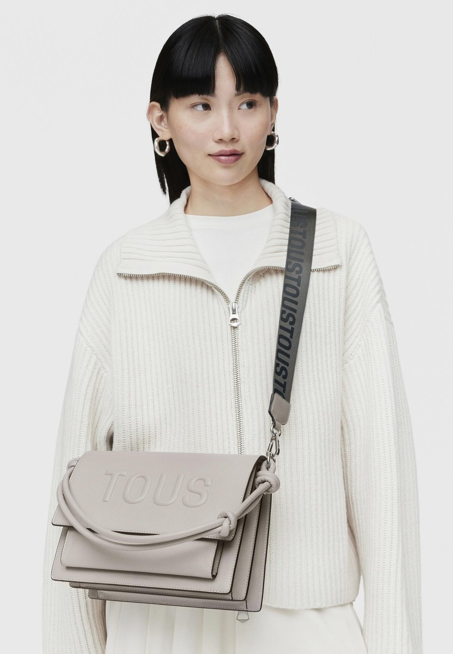 Сумка Tous Handbag, Gris/Grey
Сумка Tous Handbag, Gris/Grey