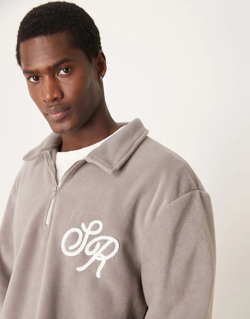 Свободный джемпер-поло свободного кроя с заниженной линией плеч и вышивкой из бежевого флиса ASOS DESIGN
Свободный джемпер-поло свободного кроя с заниженной линией плеч и вышивкой из бежевого флиса ASOS DESIGN