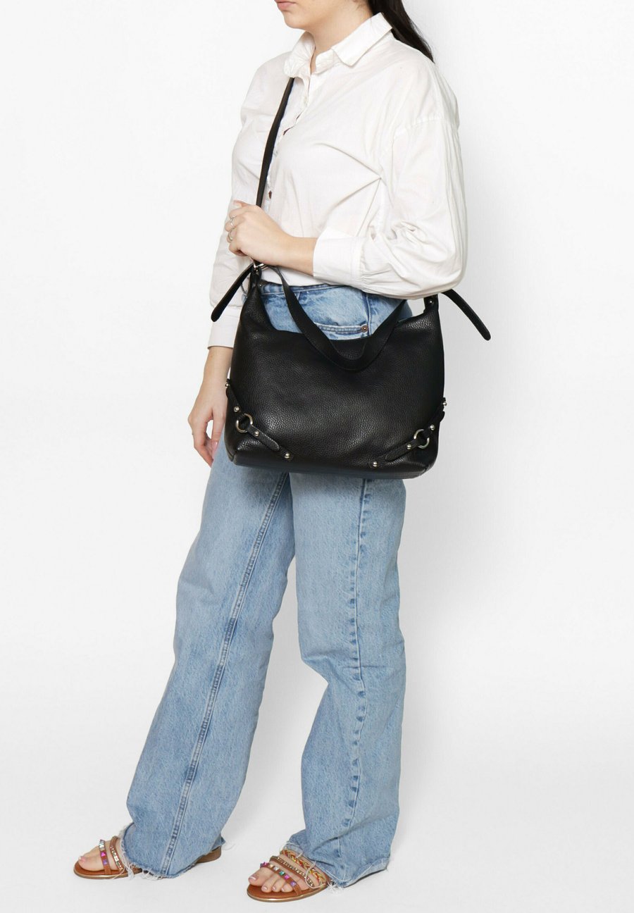 Сумка Chiara Ferretti SHOULDER , Black
Сумка Chiara Ferretti SHOULDER , Black