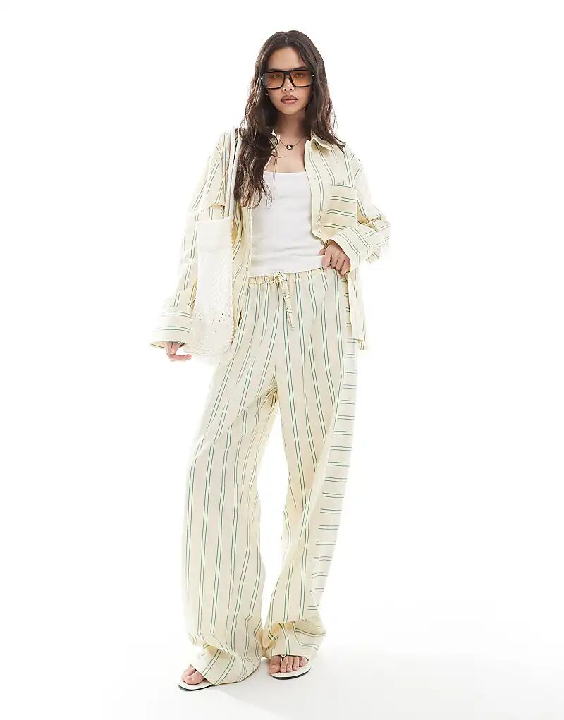 Спортивные брюки ASOS DESIGN свободного кроя из хлопкового поплина с контрастными полосками 
Спортивные брюки ASOS DESIGN свободного кроя из хлопкового поплина с контрастными полосками