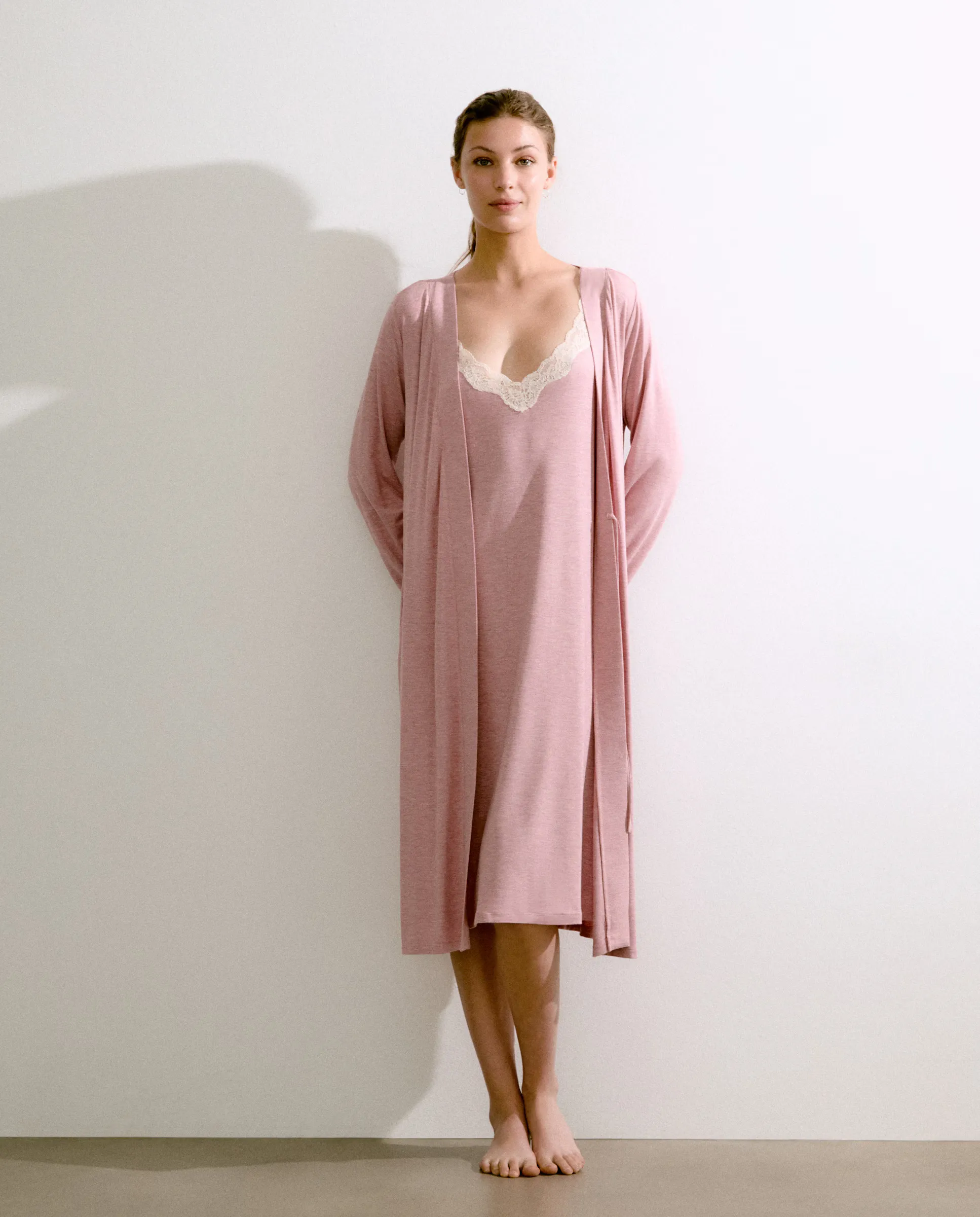 Женский халат с кружевной отделкой Énfasis, цвет 200 Rosa
Женский халат с кружевной отделкой Énfasis, цвет 200 Rosa